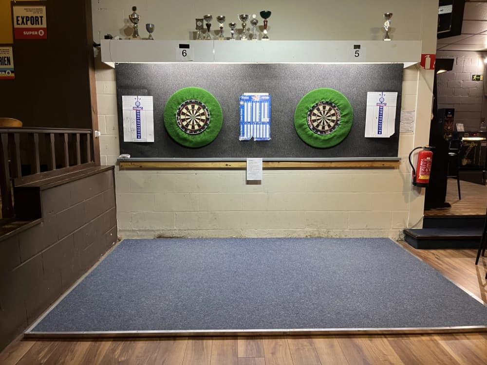 Onze darts area met 2 dartsborden en een scorebord.