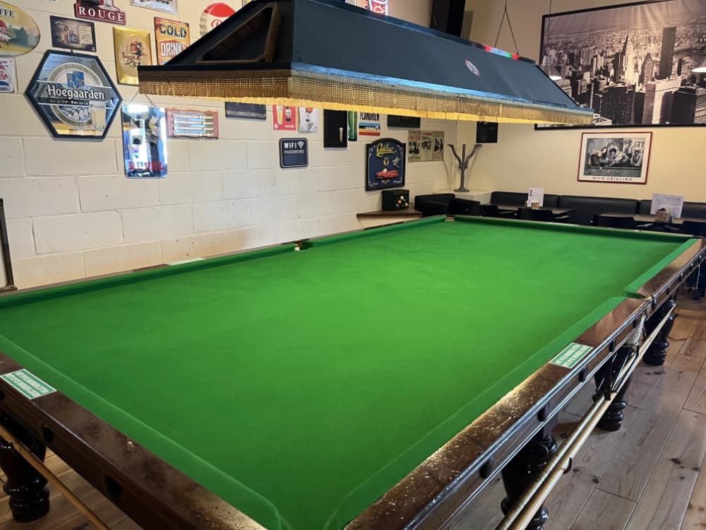 Foto van onze achterste snookertafel.