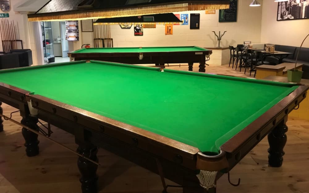 Onze twee snookertafels.